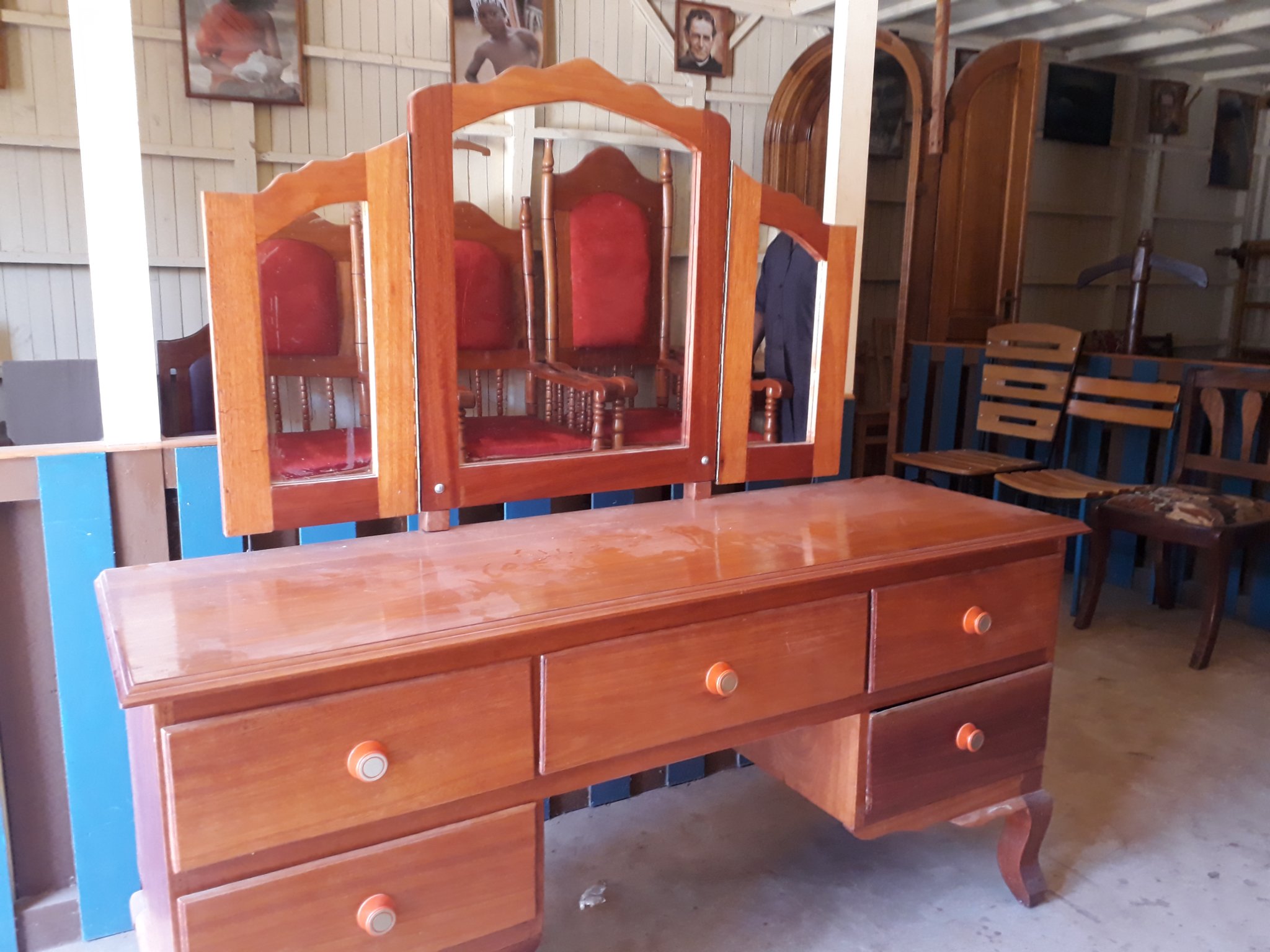 Dressing mirror and table